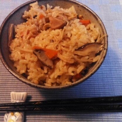 エノキと椎茸を入れました。
彩どりに人参も。
麺つゆで味が決まって簡単でよかったです。
